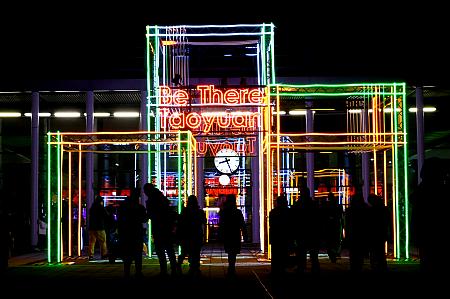 光のゲートをくぐって高鉄駅へ