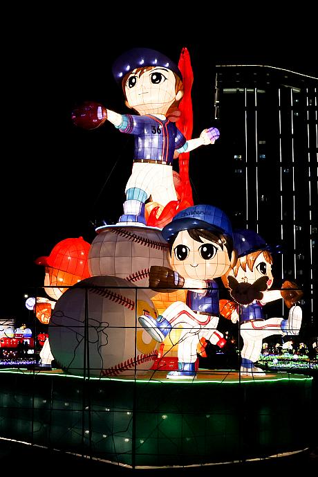 2024年プレミア12で優勝した台湾代表チームを讃える野球関連のランタン＆展示も多数
