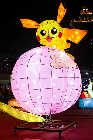 桃園だから桃に乗っている「ピカチュウ」