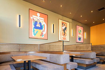 アートウォールとラタンなど……居心地のよさそうな店内