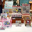 では、さっそくどんなものが売られているのか見てみましょう！<br>サンリオキャラクターは台湾でも大人気！台北メトロ(MRT)ともコラボしています。