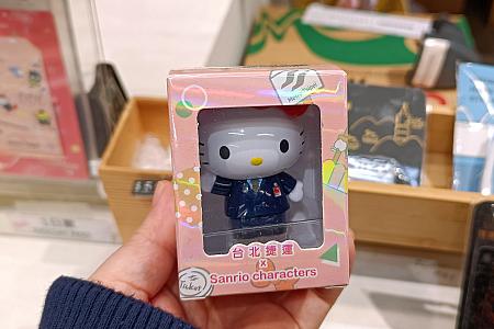 キティ―ちゃんがMRTの駅員さんに変身している立体悠遊卡まであーるーー！