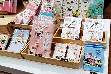 路線地図が描かれているハンカチやスマホストラップ