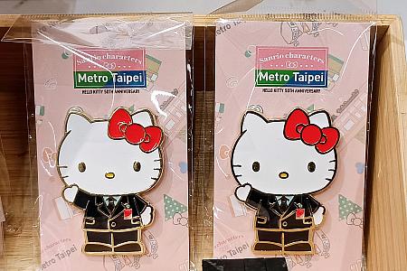 MRTの駅員に大変身したキティちゃんのバッジ