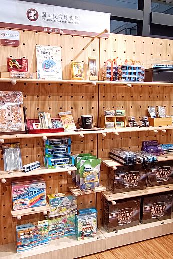 もうとにかく様々なグッズが売られています！