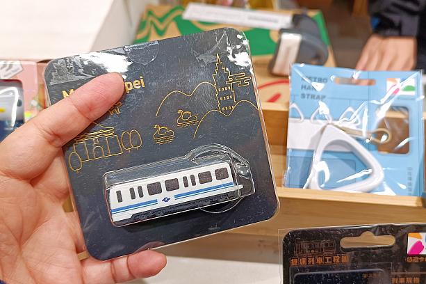 ナビが一番驚いたのが……ナビ友が数時間並んでゲットしてくれたのと車両違いの「台北捷運車廂3D造型悠遊卡-381型電聯車」がしれっと売られていたこと！「えーーーー！」って声出しました！あの時欲しかった方、全く同じではないですが、今すぐ買いに行くべし～！