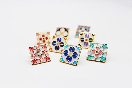 マジョリカタイルのバッジ