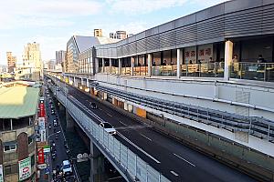 次に向かったのは環状線の「幸福」駅。ナビの住んでいるエリアにはないので、実は環状線に乗るのは人生2回目。新しい車両、新しいホーム！待ち時間は少ないけれど、台湾の下町の景色を見ながら移動できてなかなか楽しい！