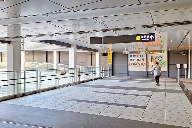 5階に着くとこの開けたところが出てくるので、そのままホームの方へは進まず右手を見てみて！
