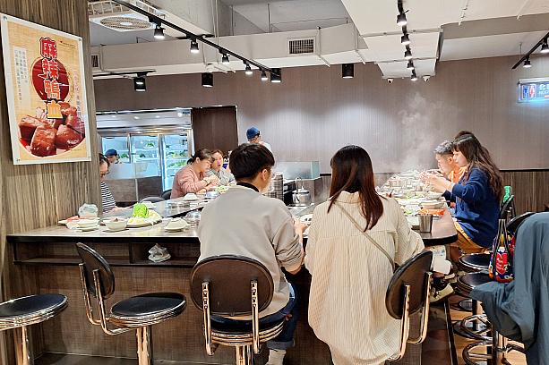「錢都」の正式名称は「錢都涮涮鍋」です。でも、みんな「錢都」と呼んでいます。1997年に誕生した「錢都」は、日本のしゃしゃぶ鍋を台湾でも気軽に食べられるようにとできたお店です。食事時には多くの地元民が順番を待っている人気店なんです。