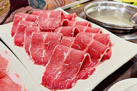 新鮮さ・衛生さにこだわり、お肉や海鮮、野菜に練り物や餃子などの火鍋料を楽しめます！