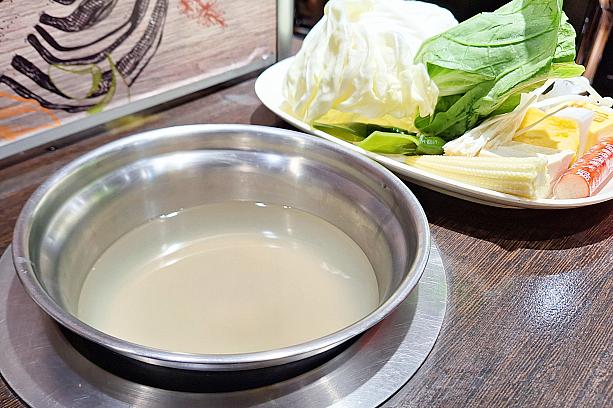 お店の売りは昆布とカツオの合わせだしの日本風のスープで一人鍋を楽しめること。