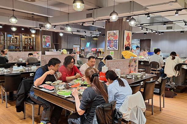 本日の夜から寒くなるという予報のある台湾・台北。そんな日に食べたくなるのはやっぱり「火鍋」ですよね！(台湾では真夏でもよく火鍋を食べるのですが……)大きな鍋を囲むのもいいですが、じつは台湾の人々が普段使いしているのは「個人鍋(一人鍋)」なんです。