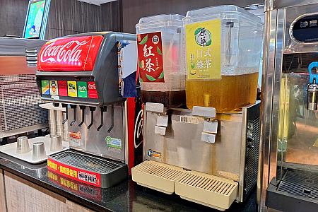 ドリンクや箸などの食器も……
