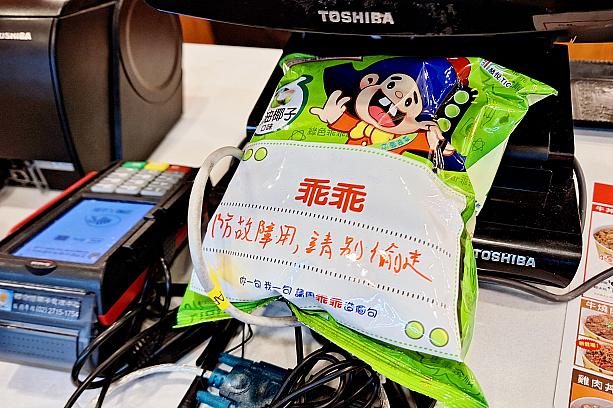 台湾旅行中に緑色の「乖乖」がレジやパソコンなどの近くに置かれているのを見たことがありませんか？台湾では「いい子いい子」という意味の「乖乖」の名を付けられているこのスナック菓子を電子機器の近くに置いて、「正常に動くように」とおまじないをかけているんです！