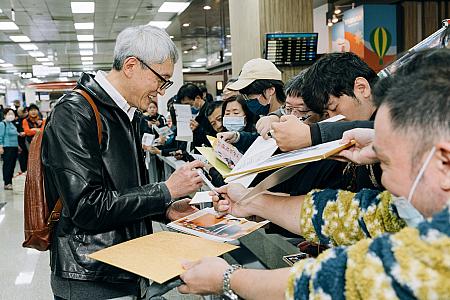 松山空港に到着した松重さんを待っていたのはファンの熱烈な歓迎でした！これに驚き喜んだ松重さん、来てくれたすべてのファンに手を振り、サインまで！20分以上もかけて、ファンたちとの時間を楽しまれました！<br>画像提供：采昌國際多媒體
