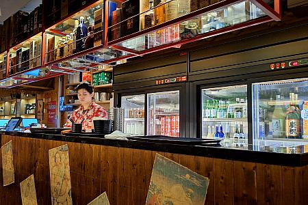 日本の酒がずらりと並べられていたり、カウンター席があったり、スタッフさんのユニホームもどことなく日本を意識している感じかな？