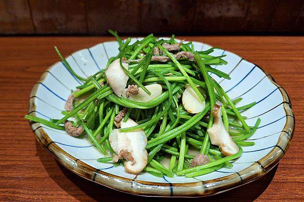 そして、日式居酒屋のいいところは台湾料理も気軽に食べられるところ！「美國安格斯黑牛炒水蓮200元」は、牛肉と水蓮のニンニク炒め。水蓮は日本ではあまり食べられないので、こういうのを食べられるのが最高♡