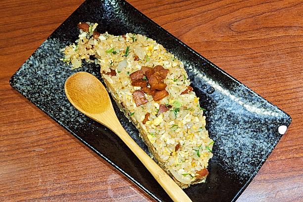 台湾の形をしたカラスミチャーハン「烏魚子炒飯280元」もおすすめです！ちょっと台湾の形が崩れちゃっているんですが、カラスミチャーハンのおいしさは変わらず！家でも作れそうだけど、なぜか台湾のレストランで食べたほうがおいしいんですよね！お米がパラパラしているからかしら？