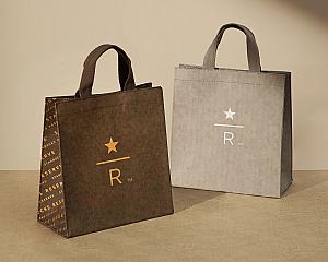 落ち着いた色使いのバッグの数々。写真右は「典藏門市(店)」限定での発売です