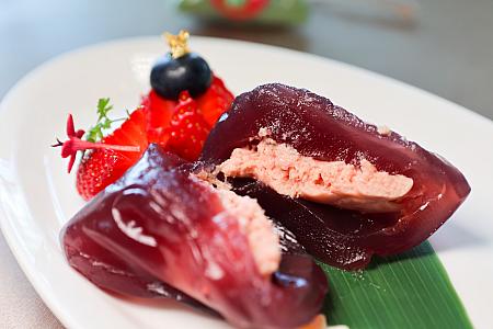 もっちりとした弾力があって、みずみずしくてつるりとしていて、まるで葛餅やわらび餅のよう！中にはペーストが包まれています。今回ナビはエルダーベリー＆フランボワーズ味の「接骨木黑莓覆盆子」を試してみました。酸味はそれほど強くないのに、さっぱりとさわやかなベリー感を感じられます。暑くなってきたら食べたくなる、そんな味でした！