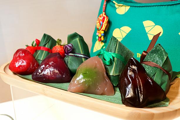 ベーカリー「點心坊」はすべてデザート粽(ちまき)。「沖繩黑糖紅豆麻糬」、「荔枝玫瑰」、「接骨木黑莓覆盆子」、「桃香抹茶麻糬」の4種類です。端午節が近づいてくると、嬉しいことに粽(ちまき)を食べる機会が増えてきて、飽きちゃうこともあるんですが、このスイーツ粽(ちまき)はひんやりスイーツだから、ペロリと食べられちゃいます！