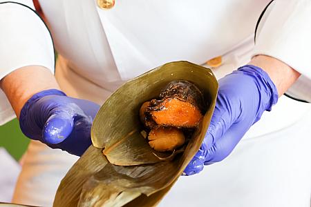 そして、米粒が一粒一粒がしっかりとしているのが特徴の北部粽だから、インディカ種の古古米(もち米)を使用することで、調味料を吸い込みやすくする工夫も！これ、食べたことがあるんですが、次々に食べ応えのある食材がゴロゴロ出てきて、楽しさとおいしさを味わえるんです！