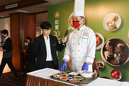 記者会見では「江南春」のメインシェフ自ら「鮑魚干貝粽」を包み方とおいしさの秘密を教えてくださいました。