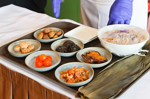 包む食材はホタテ、アワビ、栗に、料理酒に漬けたのち後、油通しし、香りを引き立たせた「サクラエビ」、油分が豊富な宜蘭産の「鹹蛋黃(しょっぱい卵の黄身)」、煮込み汁が十分に浸み込み、うまみが感じられる「しいたけ」。「包山包海」のちまき、つまり山の幸、海の幸を詰め込んでいます。