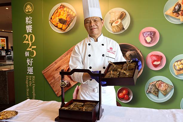 その後240gものごはんをのせたら、葉っぱで器用に巻いていきます。長すぎる葉っぱははさみで切り、粽(ちまき)の形を整えてから、20分蒸せば完成！