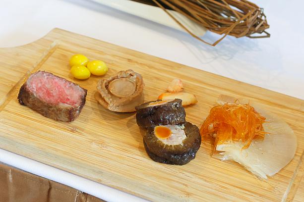 そうそう、この高級食材がすごすぎたんです。フカヒレにアワビ、鹹蛋黃を包んだナマコ、そしてなんとサシが入ったA5和牛！なるほど、大きいとはいうものの、1つ1038元するのもうなずけます。