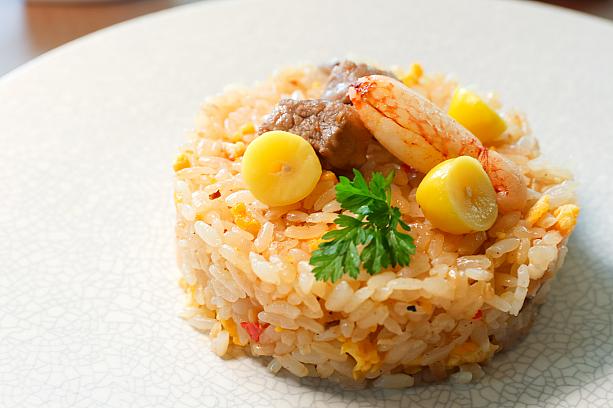 <b>松子和牛香炒飯(鹿兒島A5和牛)</b><br>焼いた牛肉、カニ、銀杏をのせたピリ辛のタマゴ炒飯(チャーハン)。