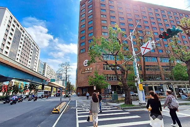 台湾で生活していると、みんなホテル内のレストランを気軽に利用しているとことに驚くのは台湾あるある。台北にはレストランがおいしいと言われるホテルは数多くありますが、多くの台北マダムから絶大な人気を誇っているのは「台北福華大飯店(ハワードプラザホテル台北)」です。