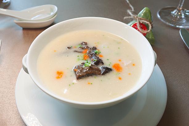 <b>酒香米皇牛肝菌湯</b><br>ポルチーニ茸の独特な風味がたっぷり味わえるライススープ。