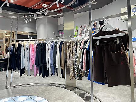 アパレル業界で注目を集めている若手社長・片石貴展氏が統率するyutori inc(株式会社 ユトリ)のブランド「9090　NINETYNINETY」。LaLaport 台北南港店がオープンしてから行列が途切れることがないくらいの大盛況ぶりです。このブランドはもちろんのこと、yutori incの今後の展開がとても楽しみです！！特に土日は行列に並ぶのを覚悟して訪れてみてください！