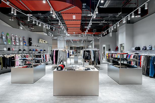 「9090 三井ショッピングパーク LaLaport台北南港店」は、東京の店舗と同じイメージ「レトロフューチャー」の世界観を大切にした内装が施されています。元々はSNSから始まったブランドで、2年前に東京原宿に実店舗ができ、そこから瞬く間に展開しています。台湾でも2024年にポップアップストアを開催し、大好評だったことから、今回の常設店につながったようですよ！<br>画像提供：9090