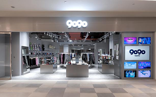 <b>「9090 NINETYNINETY」</b>というブランドを耳にしたことがあるでしょうか？<br><br>現在とても勢いにのっている日本のブランドで、90年カルチャーをリバイバルさせた要素を盛り込んだ「Y2Kスタイル」が特徴です。Y2Kスタイルの「Y2K」とは「Year2000」の短縮形で、2000年前後のテクノロジーや未来感覚を反映したファッションやカルチャーのことを指します。キラキラの素材、鮮明なカラーやロゴや文字を多用していて、アラフォーナビには懐かしさがあり、若い方々にとっては新鮮に映ったりと世代による受け方は違うかもしれません。<br>画像提供：9090