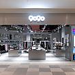 <b>「9090 NINETYNINETY」</b>というブランドを耳にしたことがあるでしょうか？<br><br>現在とても勢いにのっている日本のブランドで、90年カルチャーをリバイバルさせた要素を盛り込んだ「Y2Kスタイル」が特徴です。Y2Kスタイルの「Y2K」とは「Year2000」の短縮形で、2000年前後のテクノロジーや未来感覚を反映したファッションやカルチャーのことを指します。キラキラの素材、鮮明なカラーやロゴや文字を多用していて、アラフォーナビには懐かしさがあり、若い方々にとっては新鮮に映ったりと世代による受け方は違うかもしれません。<br>画像提供：9090