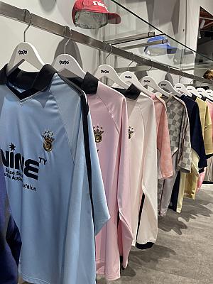 アンブロ(世界的に知名度のあるサッカーブランド)とのコラボシリーズも揃っています