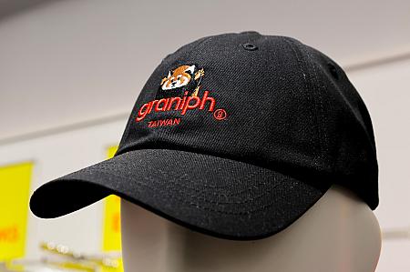 ＜イカク×TAIWAN＞のキャップ990元。「graniph」のロゴと「TAIWAN」の文字入りでグラニフ台湾をアピールだー！
