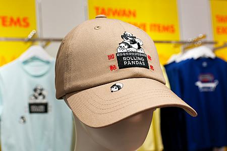 ＜胡椒餅×ローリングパンダズ＞のキャップ990元。おひとり、キャップのつばにまでゴロンゴロンしちゃってますよ♡