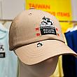 ＜胡椒餅×ローリングパンダズ＞のキャップ990元。おひとり、キャップのつばにまでゴロンゴロンしちゃってますよ♡
