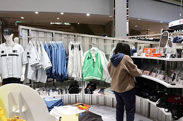 実は「グラニフ」は台湾の人たちにも大人気！日本のショップに行けば必ず台湾人が買い物しているし、街で着ている人を見かけることもあるし。そんなグラニフファンのお客さんで店内は大混雑！みなさん、Tシャツやら雑貨やらを爆買いしてましたよ。