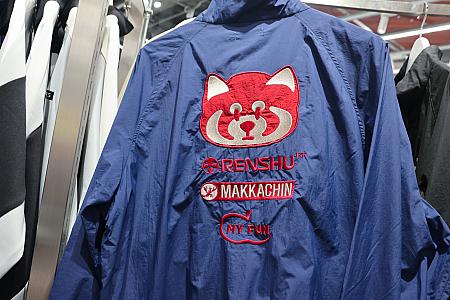 スタッフさんによりますと、今期は特にスポーツ系デザインがおすすめだとか。選手が着ているユニフォームやジャンパーにはサポート企業のロゴが入っていたりしますが、これ、見てみてー！そんな感じを「グラニフ」風の遊び心で表現しています。