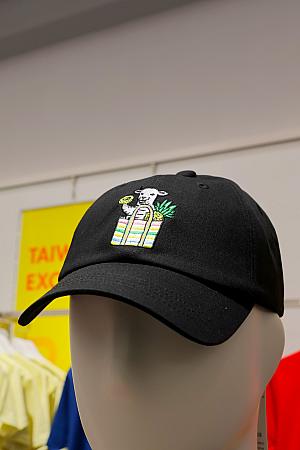 で、ナビたちも負けじと(なにを？)お買い物。店内をくまなく物色し、台湾愛が詰まったTシャツや雑貨をゲット！