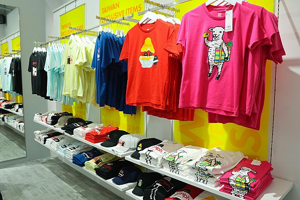 右から＜台湾漁師網バッグ×ラムチョップ＞＜マンゴーかき氷×ビューティフルシャドー＞のTシャツ各990元
