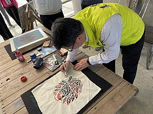 茶摘みの他にも版画DIYもできます。アーティストの方が指導し、素敵な作品に仕上がっていましたよ！