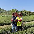 左・茶農家の三代目の李維さん。以前は內湖の科技園區で働いていましたが、宜蘭に戻って父親から茶農家を引き継いだのだとか。右・農糧署黃昭興副署長。茶摘み作業スタイルに扮してとても満足げでした！客家花柄が愛らしいので、ナビも扮装してみたかったです