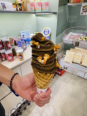 紅茶ソフトクリーム100元　星源茶園と共同創作したものです。紅茶の深い風味がするソフトクリーム