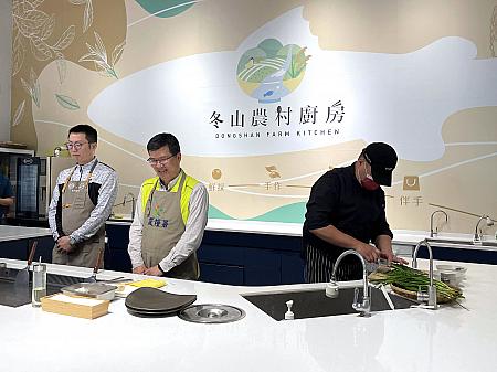 宜蘭の食材を使ってこんな美しい空間で、料理体験ができます。この日は宜蘭の農糧署黃昭興副署長がみなさんの前で、体験デモンストレーションを行いました。農協内の屋外で育っている韮を収穫し、海鮮煎餅(海鮮焼き)作り。戸惑う様子も見られましたが、とても楽しそうでしたよ！